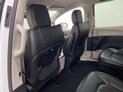 Used 2023 Chrysler Pacifica Touring-L image 16
