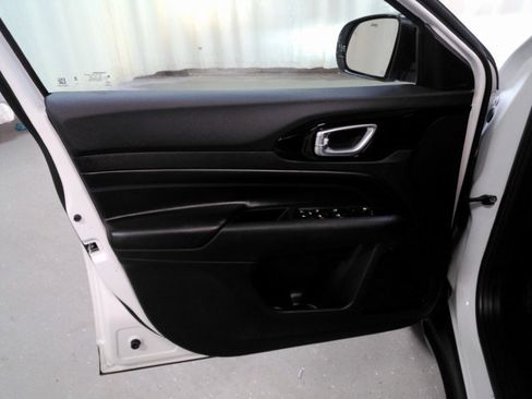 Used 2025 Jeep Compass Latitude w/ Altitude Special Edition image 15