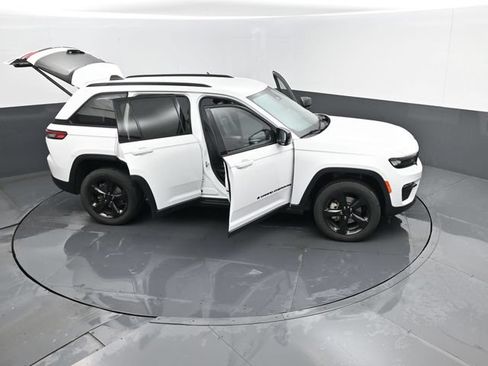 Used 2023 Jeep Grand Cherokee Limited w/ Black Appearance Package AWD/4WD image 29