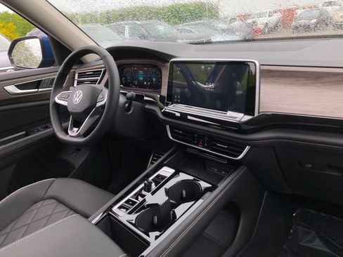 Used 2025 Volkswagen Atlas SEL Premium R-Line image 17