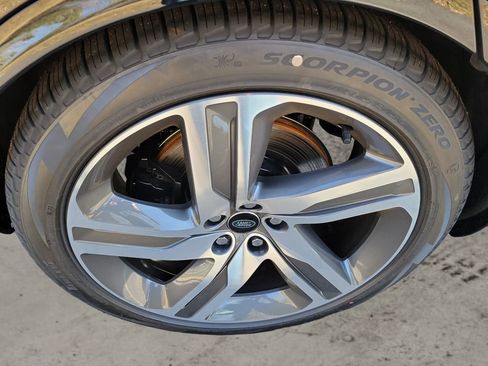 New 2024 Land Rover Discovery Metropolitan Edition image 12