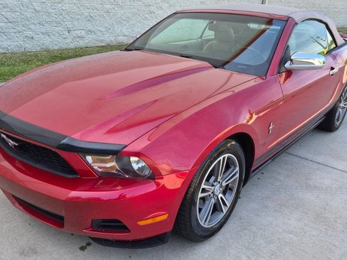 Used 2010 Ford Mustang Convertible image 3