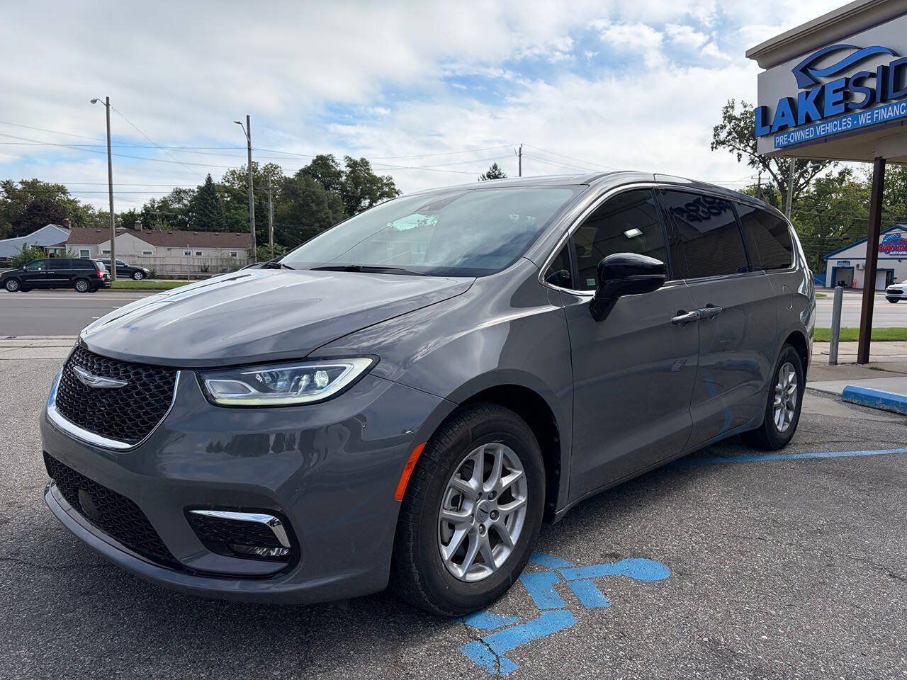 Used 2025 Chrysler Pacifica Select FWD image 1