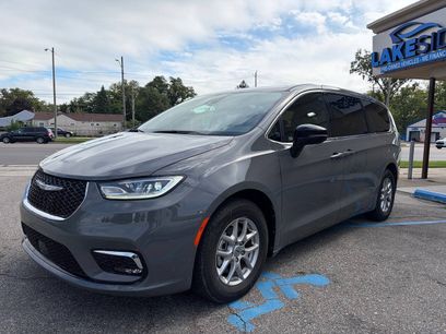 Used 2025 Chrysler Pacifica Select