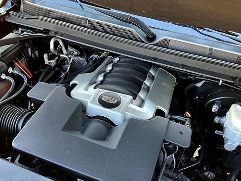 Used 2019 Cadillac Escalade Premium Luxury image 32