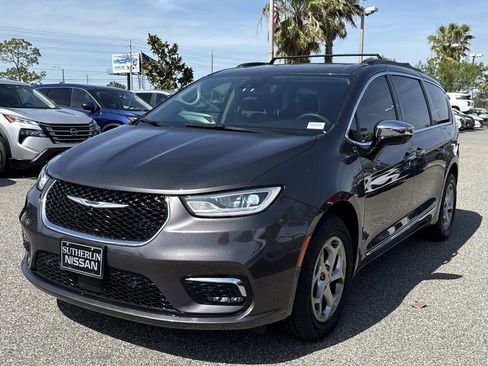 Used 2023 Chrysler Pacifica Limited w/ Uconnect Theater Family Group AWD/4WD image 8