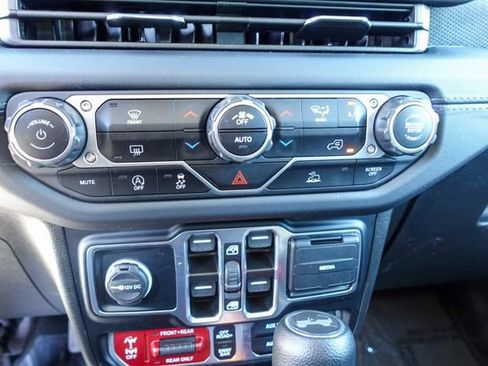 Used 2024 Jeep Wrangler Unlimited Rubicon image 18