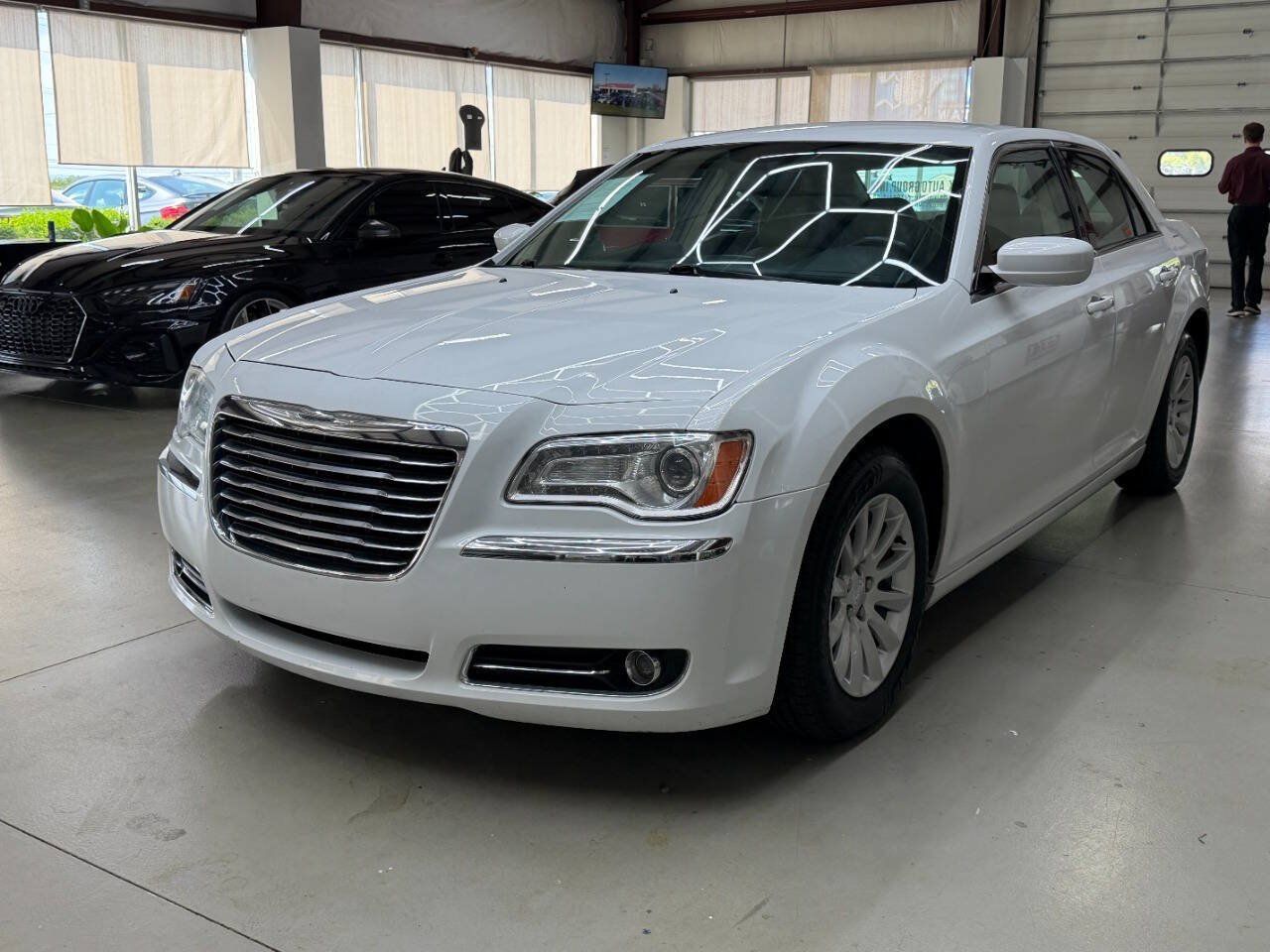 Used 2014 Chrysler 300 w/ Driver Convenience Group RWD image 5