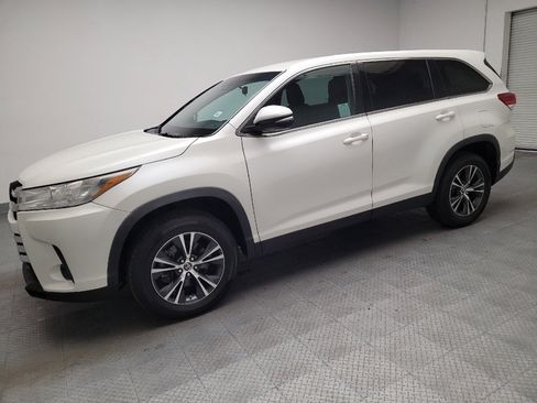 Used 2019 Toyota Highlander LE FWD image 2