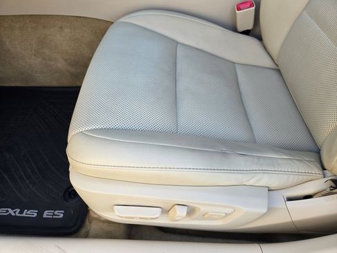 Used 2014 Lexus ES 350 w/ Premium Package FWD image 17