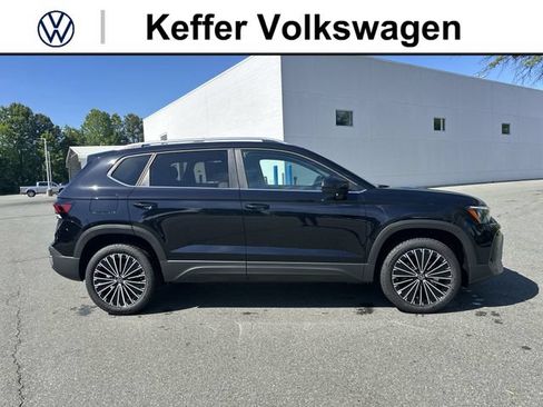 New 2026 Volkswagen Taos SE FWD image 6