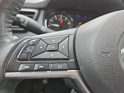 Used 2018 Nissan Rogue SV image 25