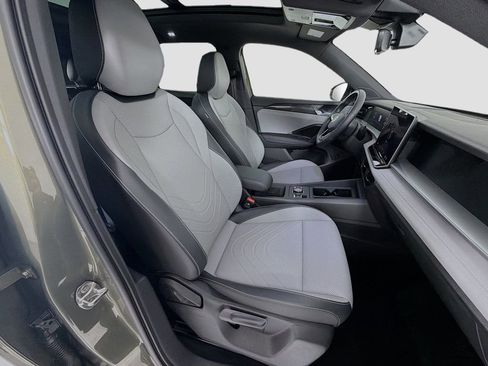 Used 2025 Volkswagen Tiguan SE R-Line image 30