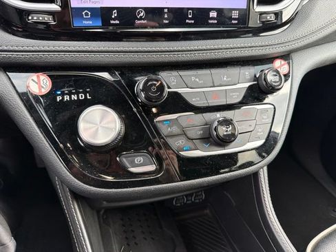 Used 2025 Chrysler Pacifica Limited FWD image 22