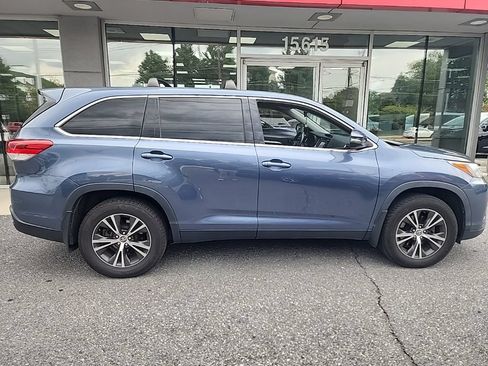 Used 2019 Toyota Highlander LE AWD/4WD image 3