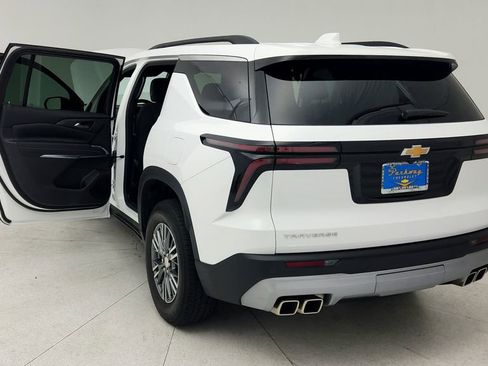 Certified 2024 Chevrolet Traverse LT w/ Trailering Package FWD image 12
