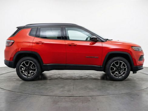 Used 2025 Jeep Compass Trailhawk AWD/4WD image 11
