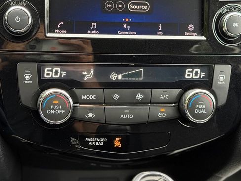 Used 2018 Nissan Rogue SV AWD/4WD image 14