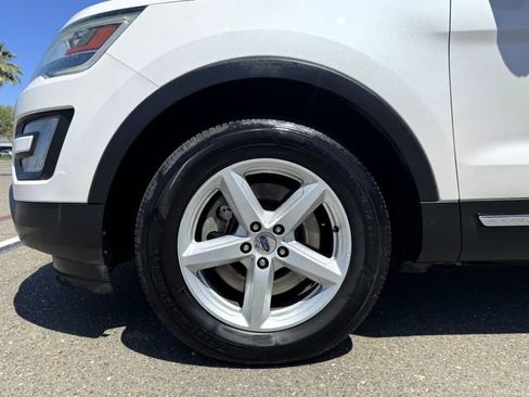 Used 2017 Ford Explorer XLT AWD/4WD image 10