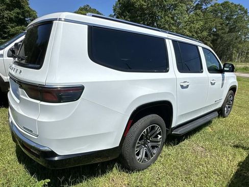 Used 2024 Jeep Wagoneer L Series II RWD image 10