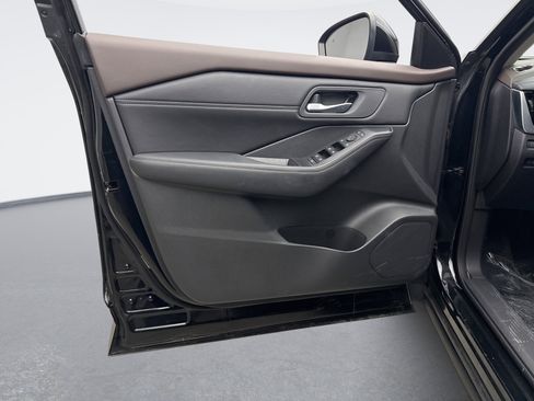 Used 2022 Nissan Rogue SV w/ SV Premium Package image 9