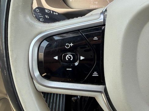 Used 2018 Volvo XC90 T5 Momentum FWD image 17
