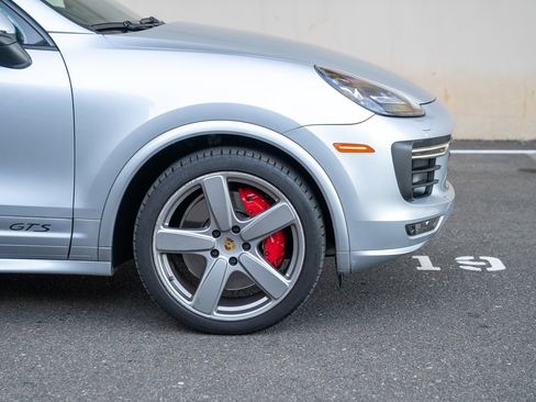 Used 2016 Porsche Cayenne GTS image 9