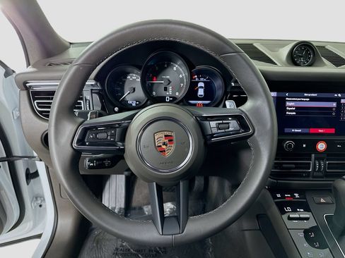 Certified 2025 Porsche Macan AWD/4WD image 12