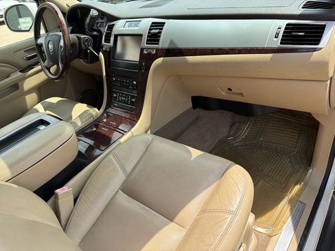 Used 2012 Cadillac Escalade Luxury RWD image 24
