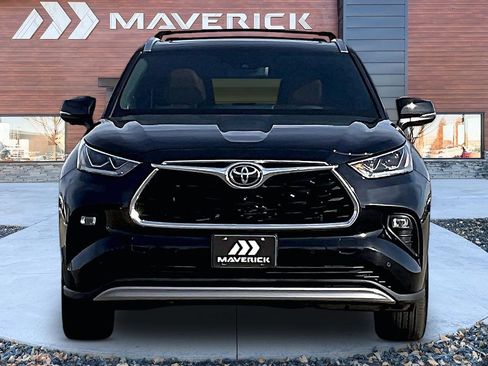 Used 2023 Toyota Highlander Platinum image 2