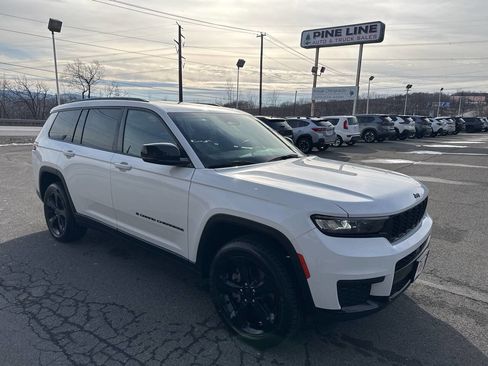 Used 2022 Jeep Grand Cherokee L Laredo image 1