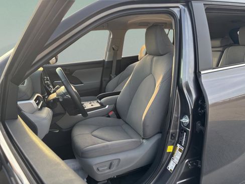Certified 2023 Toyota Highlander LE image 27