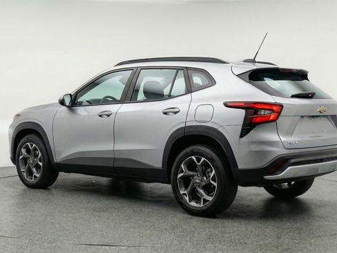 Used 2025 Chevrolet Trax LT FWD image 6