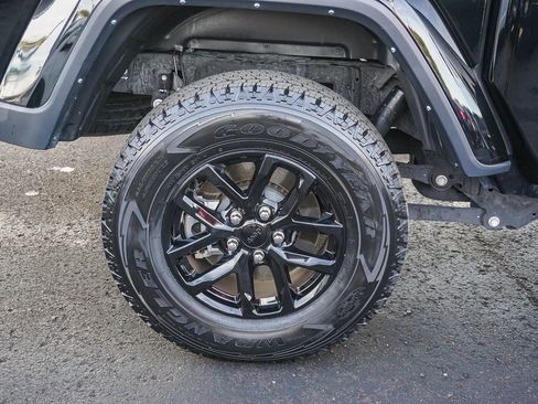 Used 2023 Jeep Gladiator Sport image 9