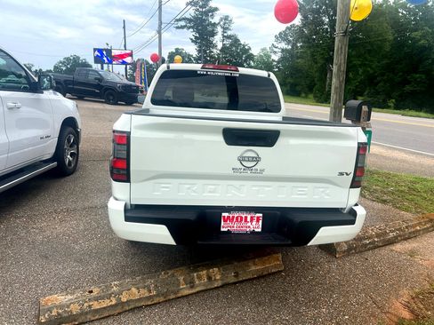 Used 2024 Nissan Frontier SV image 6