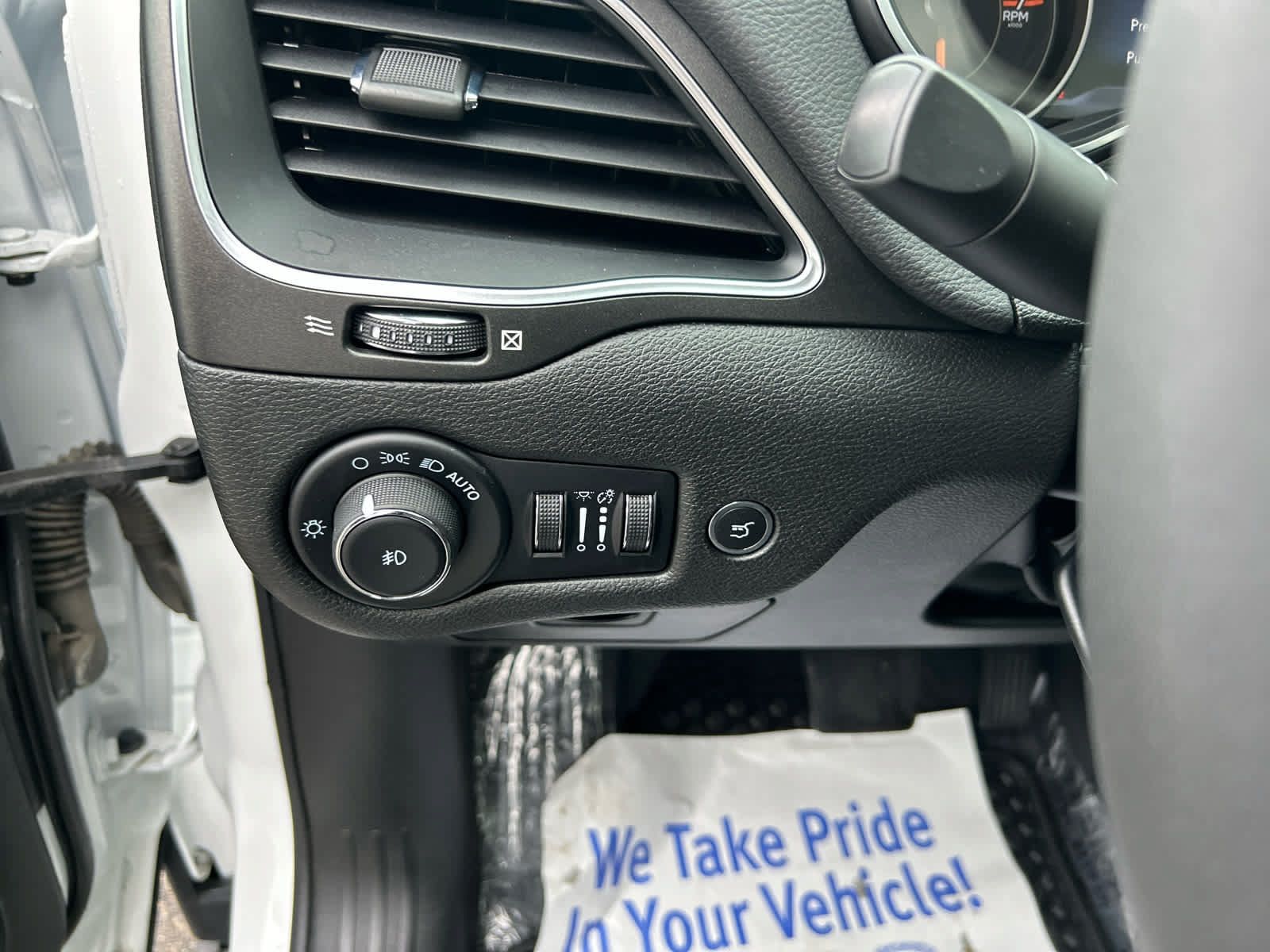 Used 2023 Jeep Cherokee Trailhawk w/ Sun & Sound Group AWD/4WD image 15
