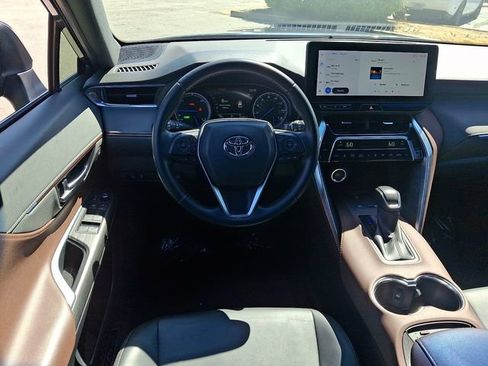 Used 2023 Toyota Venza XLE AWD/4WD image 13