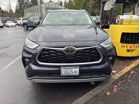 Used 2022 Toyota Highlander Platinum image 2