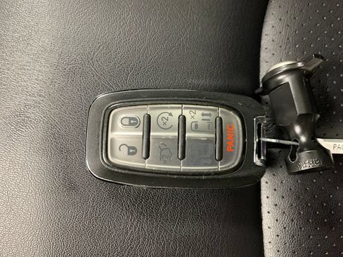 Used 2025 Chrysler Pacifica Select FWD image 32
