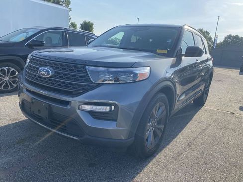 Used 2024 Ford Explorer XLT w/ Equipment Group 202A RWD image 3