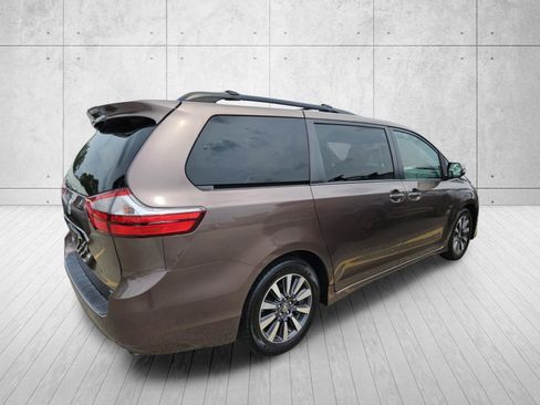 Used 2019 Toyota Sienna Limited Premium FWD image 10