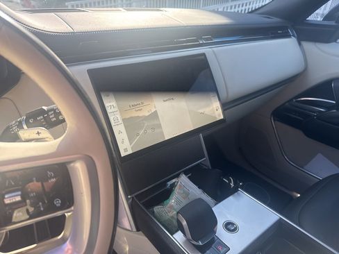 Used 2024 Land Rover Range Rover Long Wheelbase SE image 10