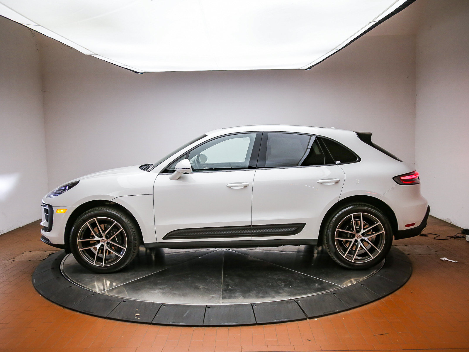 Certified 2026 Porsche Macan AWD/4WD image 2
