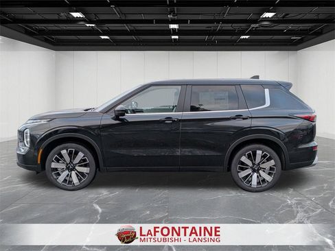 New 2026 Mitsubishi Outlander SE image 2