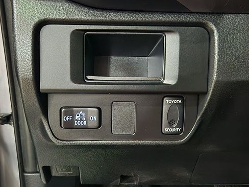 Used 2017 Toyota Tacoma SR5 image 39