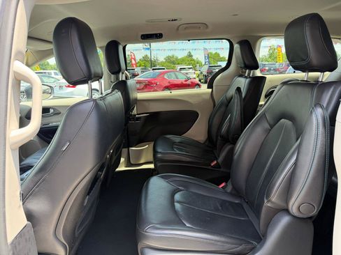 Used 2021 Chrysler Pacifica Touring-L FWD image 16