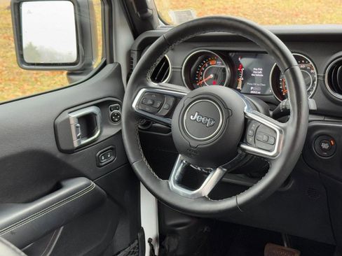 Used 2020 Jeep Wrangler Unlimited Sahara image 12