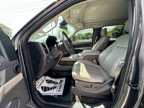 Used 2018 Ford Expedition XLT w/ Equipment Group 202A AWD/4WD image 21