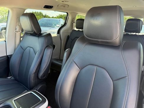 Used 2024 Chrysler Pacifica Touring-L FWD image 9
