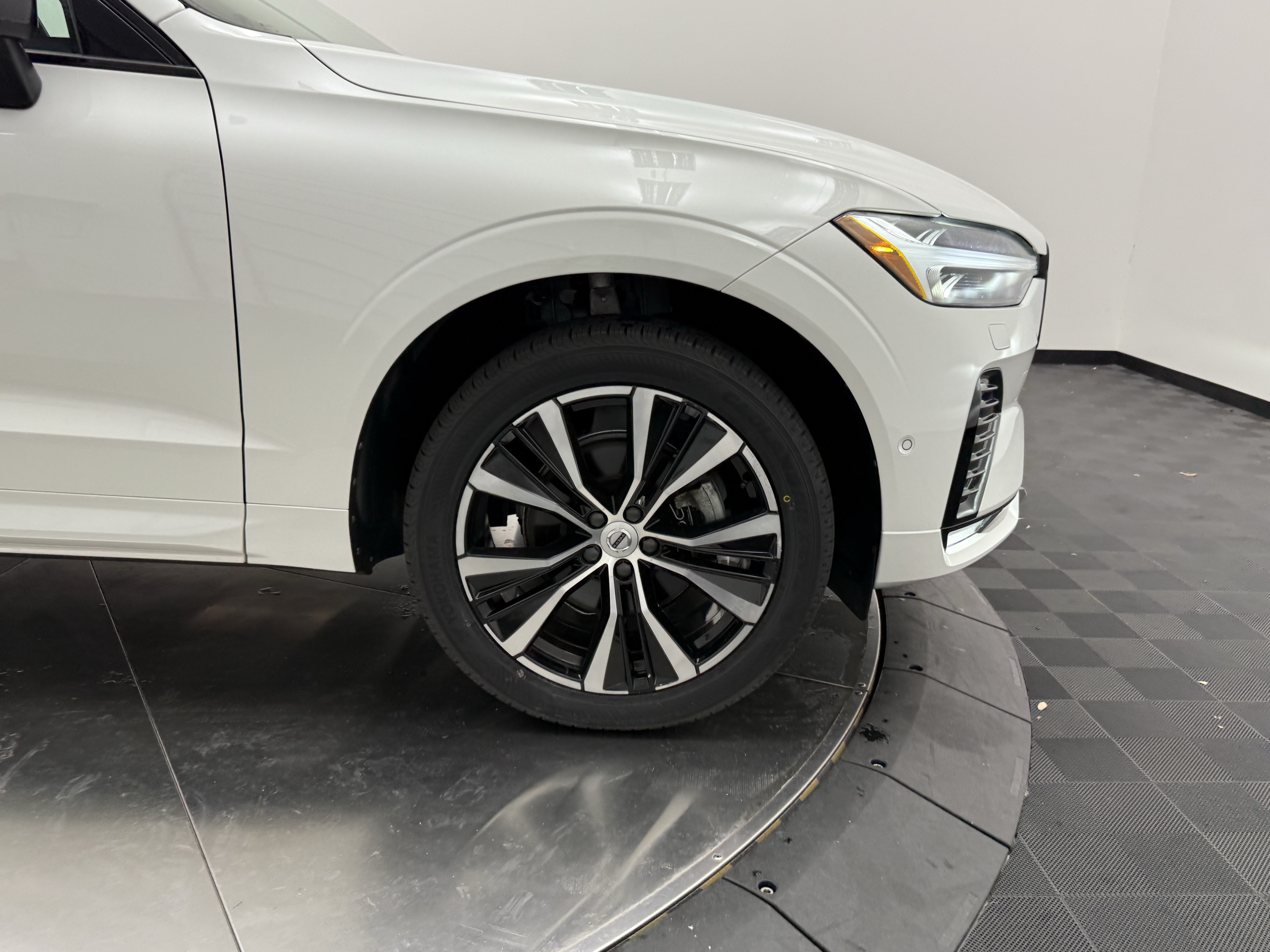 Certified 2024 Volvo XC60 B5 Plus w/ Protection Package Premier AWD/4WD image 9
